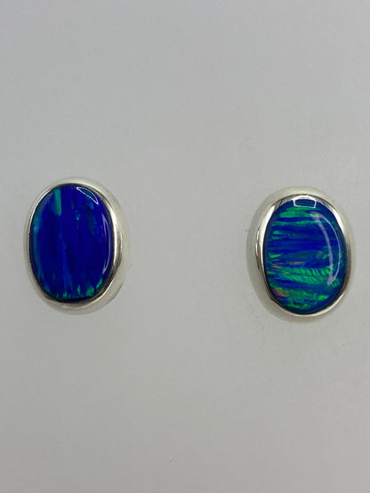 Aretes de ópalo de fuego en escala con regla, mostrando 1.4 cm de largo