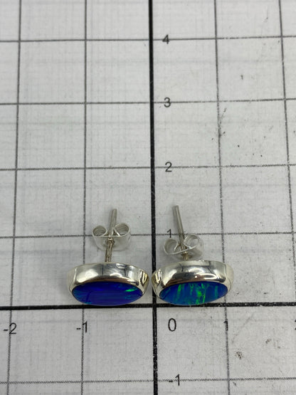 Reverso de los aretes mostrando el Quinto 925 y los postes de plata