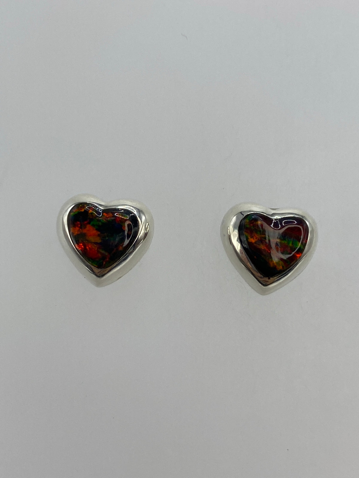 Par de aretes de plata con ópalo de fuego multicolor vista frontal
