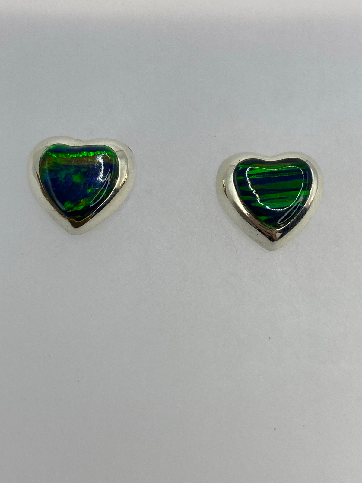 Par de aretes de plata 925 con ópalo de fuego verde en forma de corazón