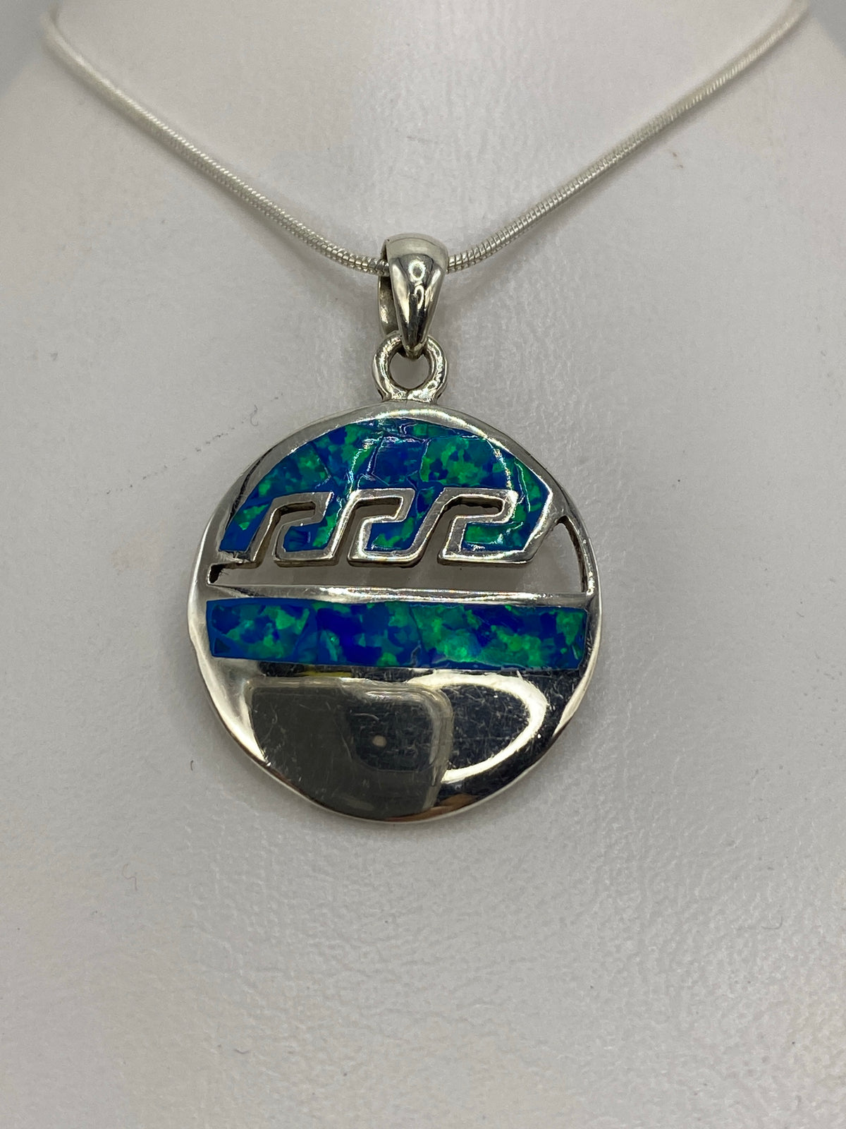 Dije de plata 950 con ópalo de fuego azul colgando de cadena de plata