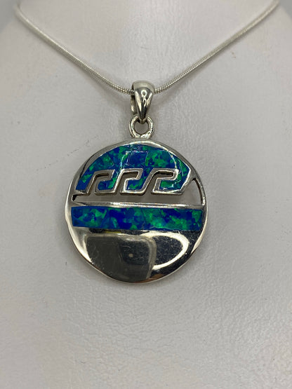Dije de plata 950 con ópalo de fuego azul colgando de cadena de plata