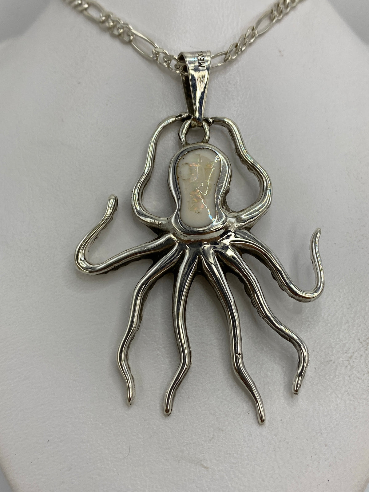 Dije pulpo en plata 925 con ópalo de fuego blanco, engastado a mano en Taxco