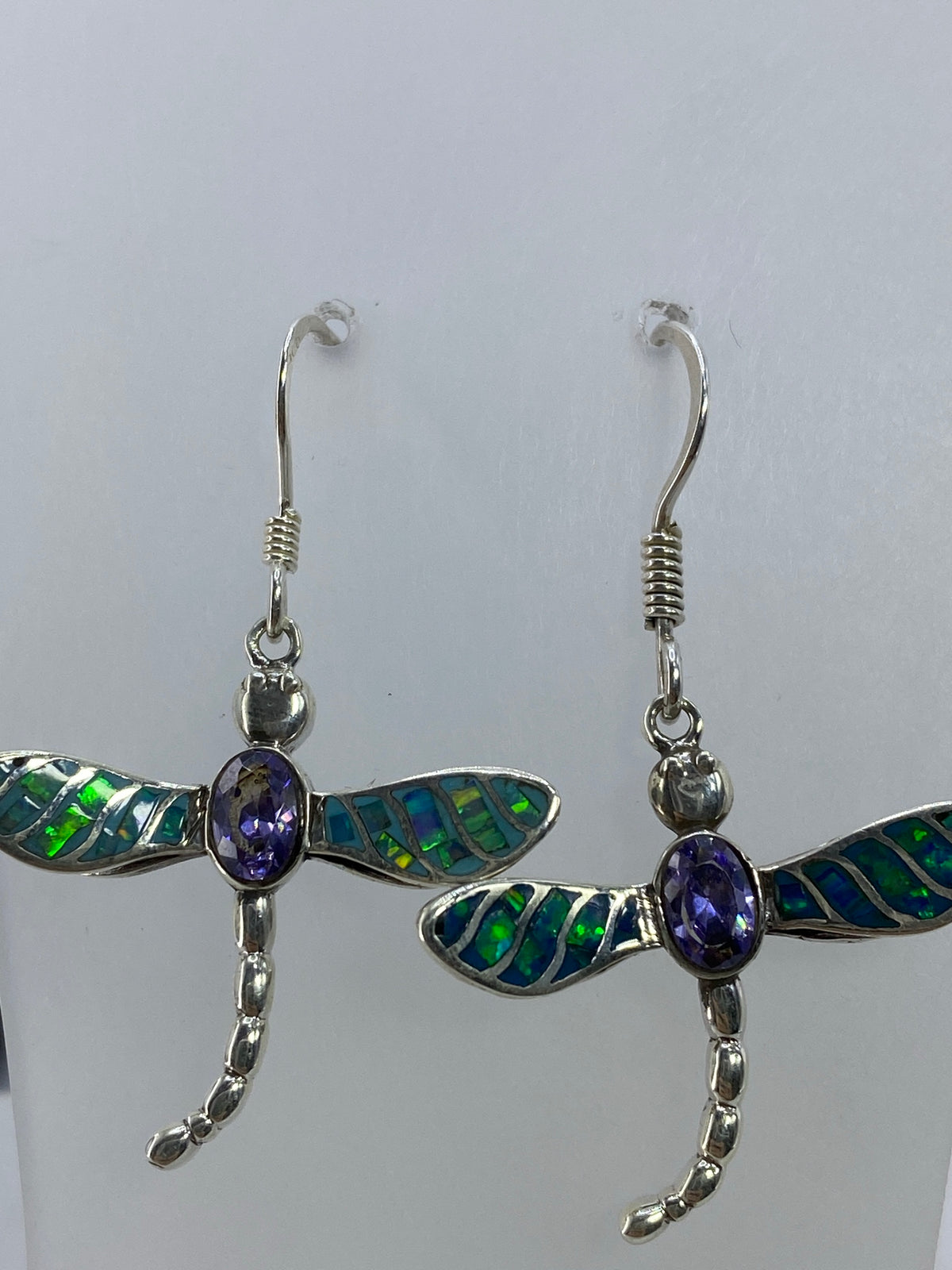 Aretes libelula sobre fondo blanco mostrando el Quinto 950