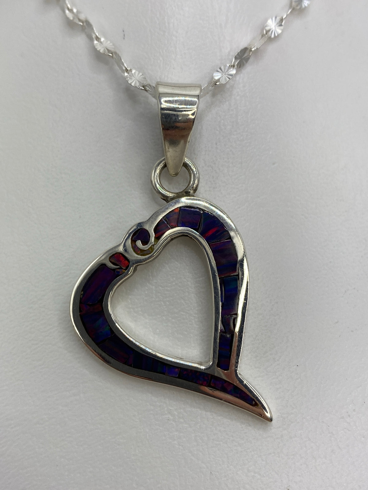 Dije corazón en plata 925 con ópalo de fuego morada engastado a mano