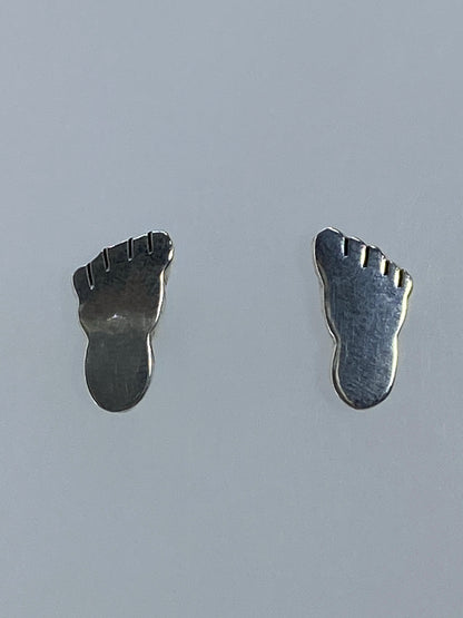 Par de aretes de plata 925 cartoneado, minimalistas, sobre fondo gris