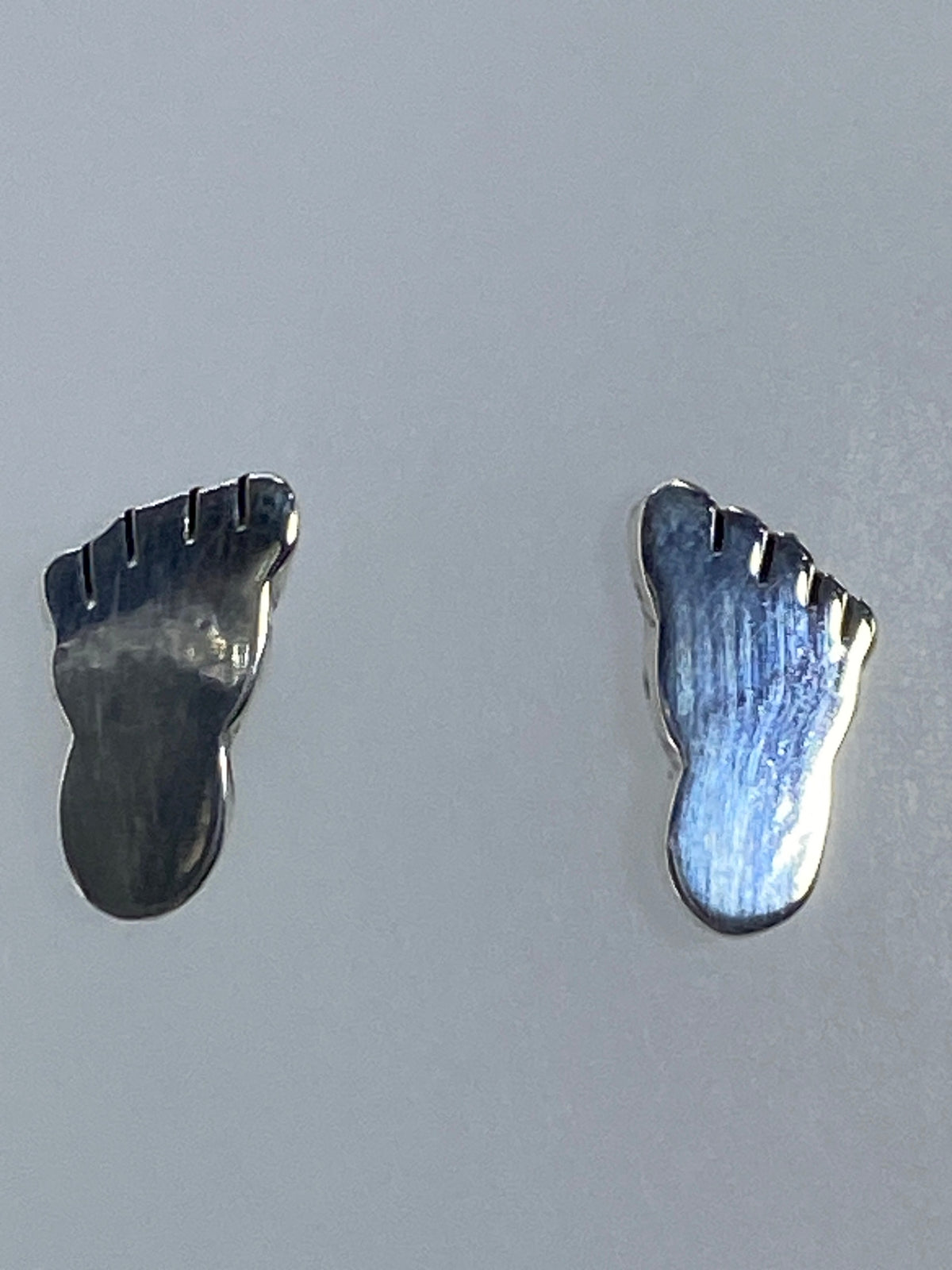 Aretes de plata del tamaño de una semilla, ligerísimos, con poste