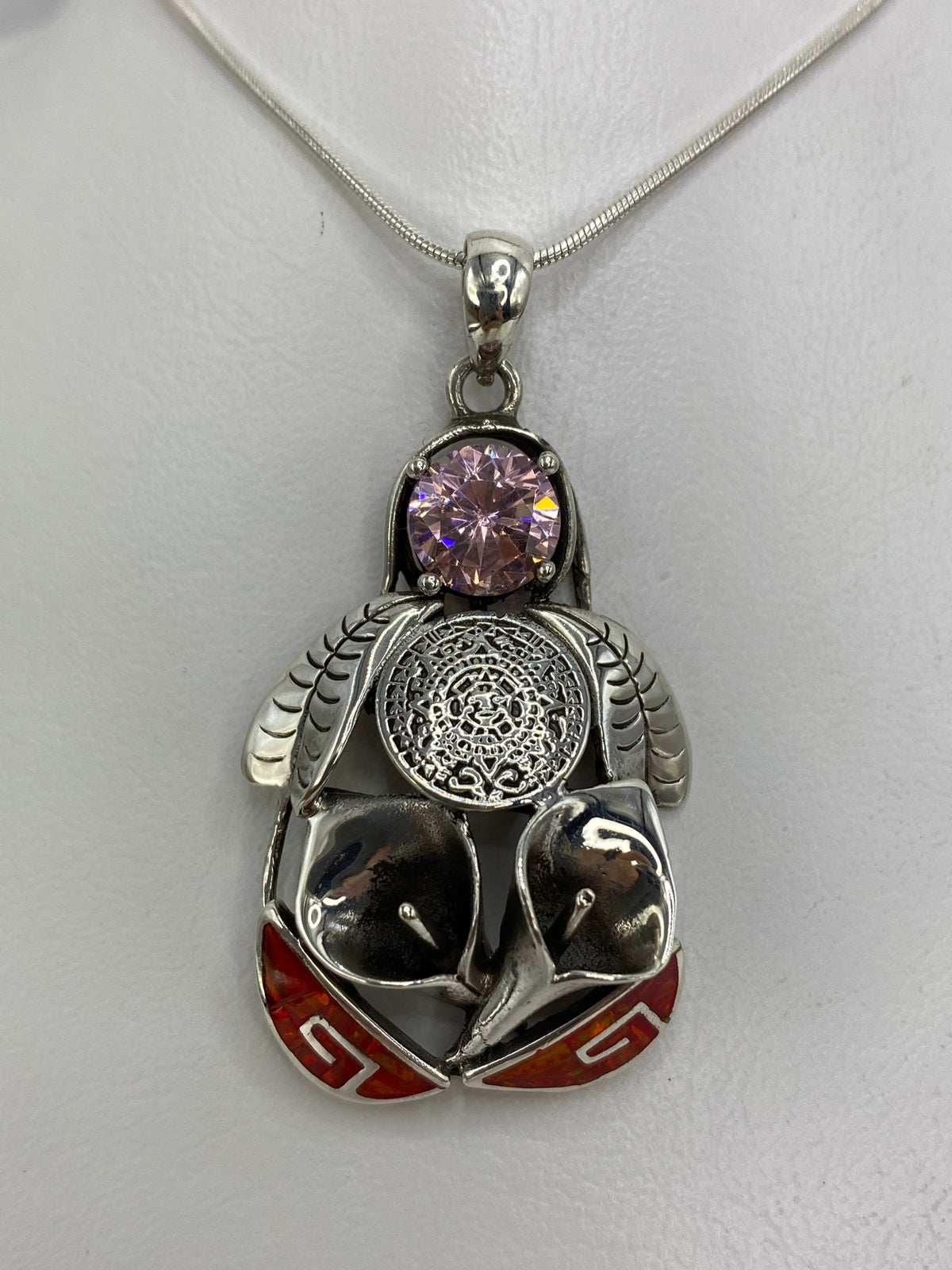 Dije de plata escarabajo con ópalo de fuego rojo en forma volumétrica