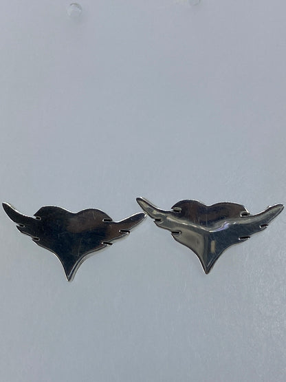 Aretes en la mano mostrando el tamaño delicado de 1.2 cm