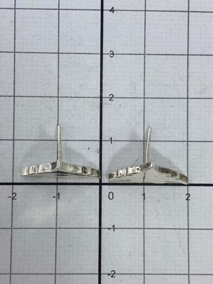 Aretes sobre fondo blanco con el Quinto 925 visible