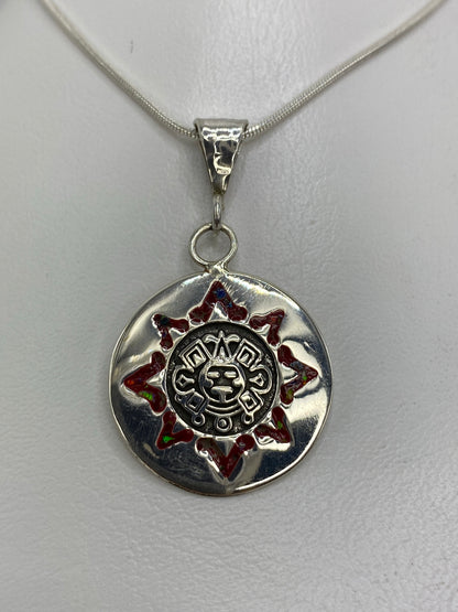 Dije de plata 925 con Calendario Azteca y Ópalo de Fuego rojo en el centro, colgando de cadena de plata
