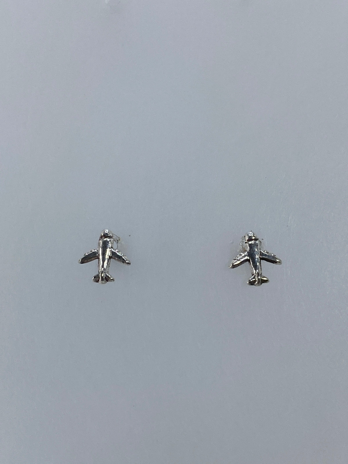 Aretes de plata 925 en cartoneado de Taxco, vista lateral y detalle del acabado pulido