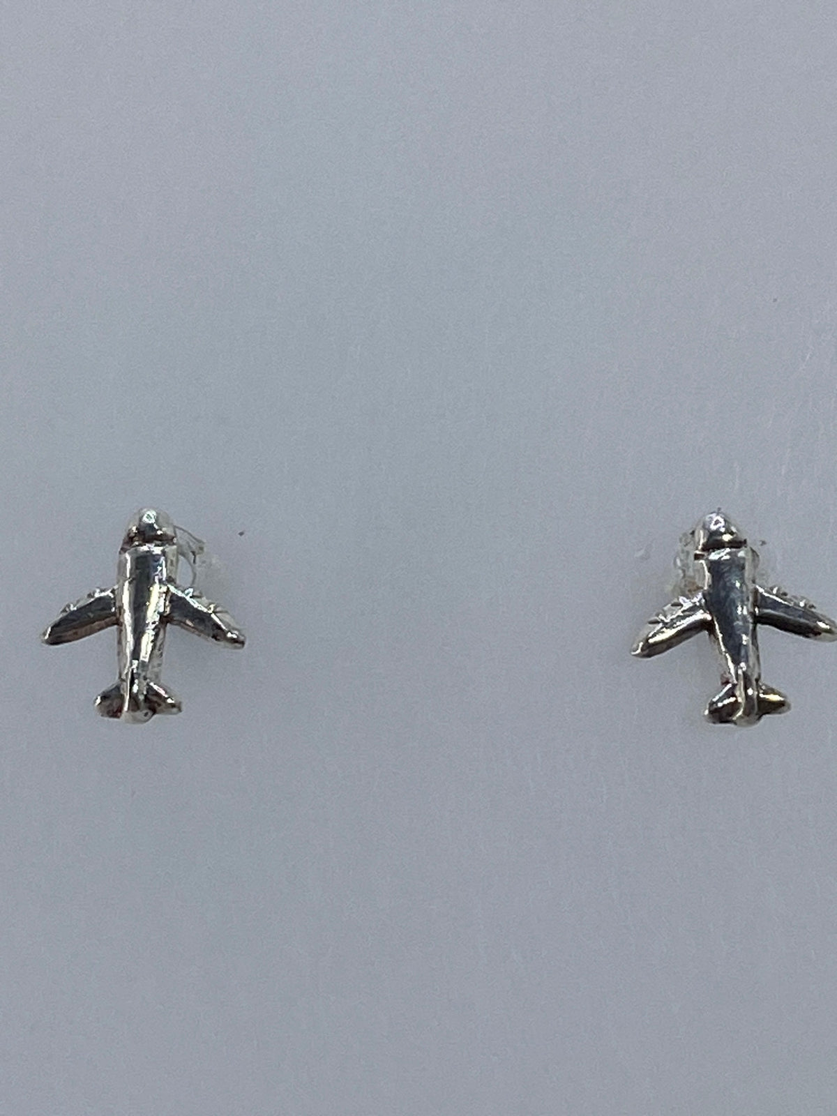 Aretes medidos en escala (1 cm de largo), mostrando el tamaño discreto pero elegante