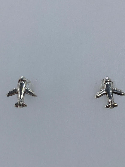 Aretes medidos en escala (1 cm de largo), mostrando el tamaño discreto pero elegante