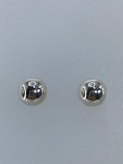 Par de aretes de plata 925 granulado minimalistas en la oreja de una mujer
