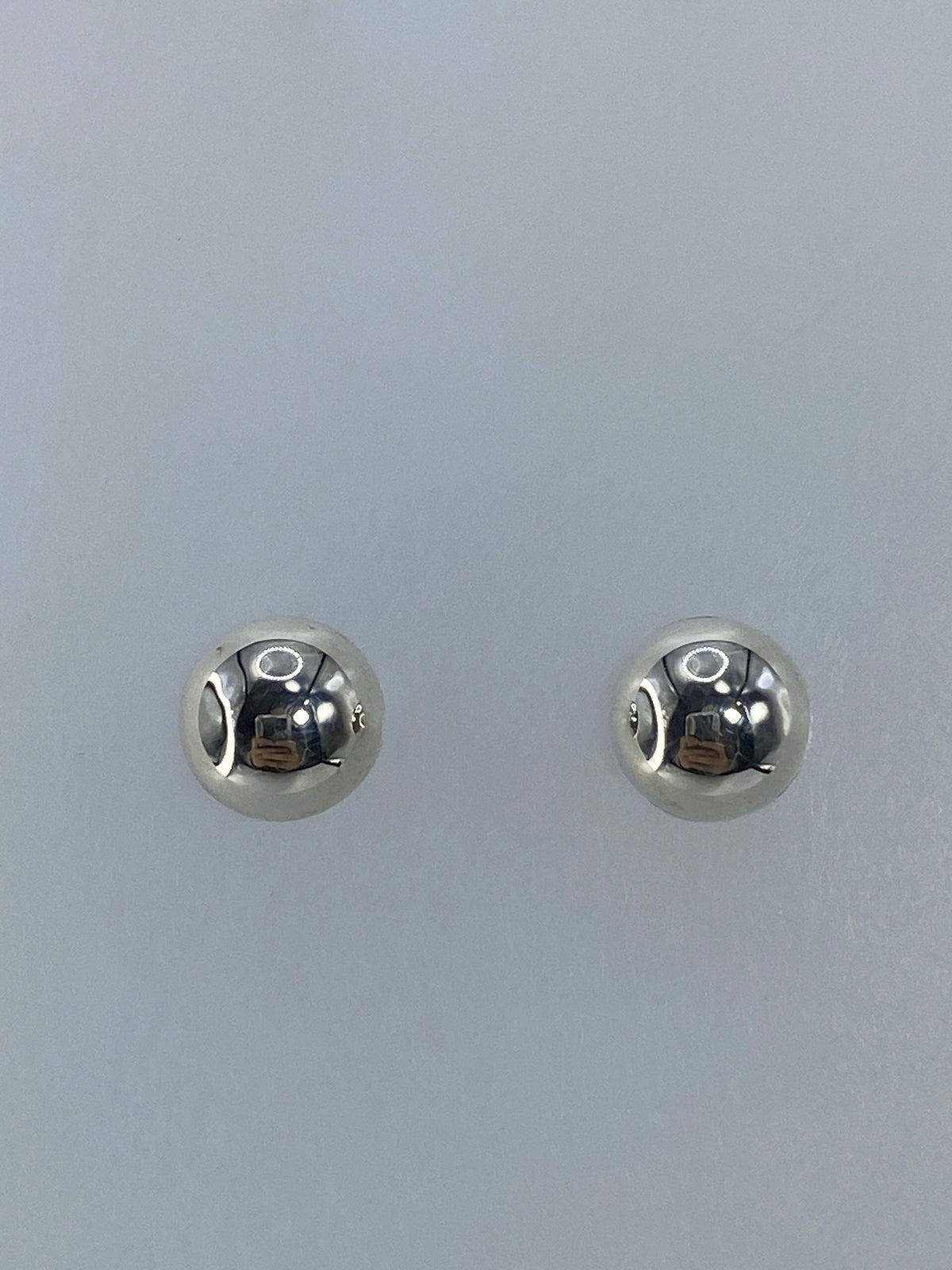 Detalle del granulado artesanal en los aretes de plata Taxco