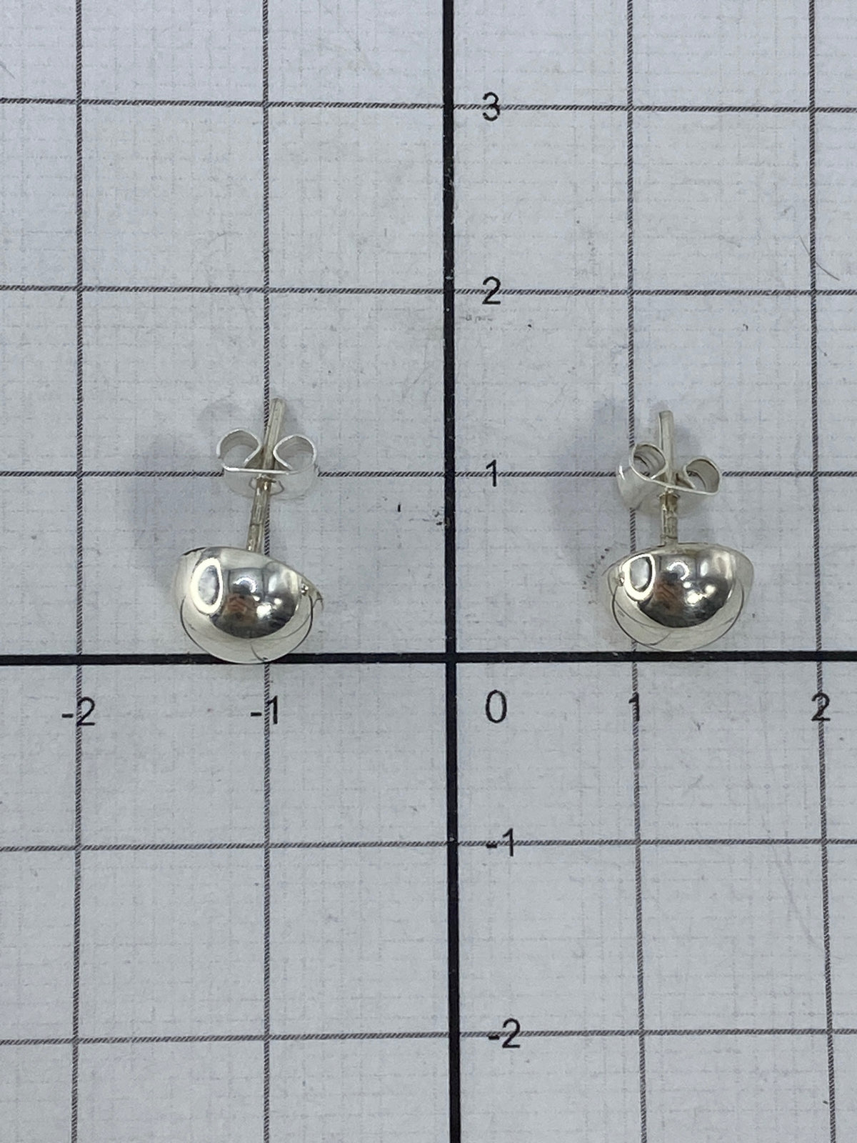 Par de aretes en granulado prehispánico de plata pura de Taxco