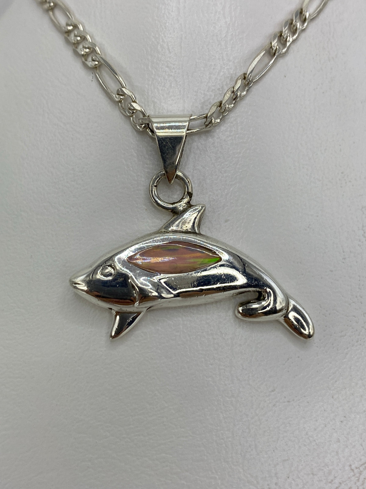 Dije tiburón de plata 925 con Ópalo de Fuego iridiscente, colgado en cadena
