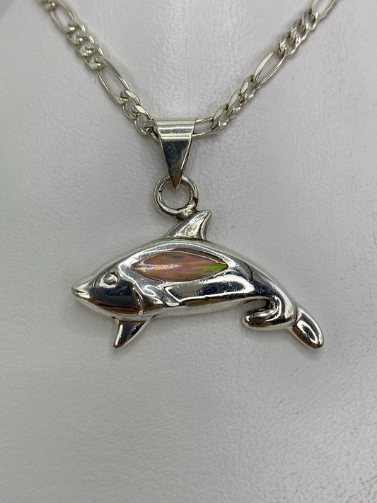 Dije tiburón de plata 925 con Ópalo de Fuego iridiscente, colgado en cadena
