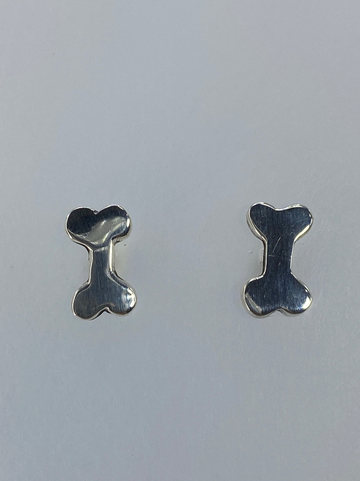 Par de aretes de plata cartoneado minimalista, forma orgánica suave