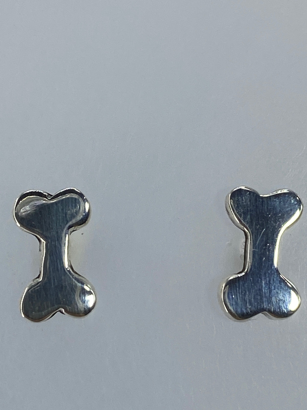Cierre de poste y mariposa de los aretes de plata cartoneado