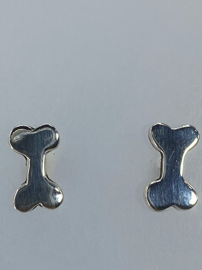 Cierre de poste y mariposa de los aretes de plata cartoneado