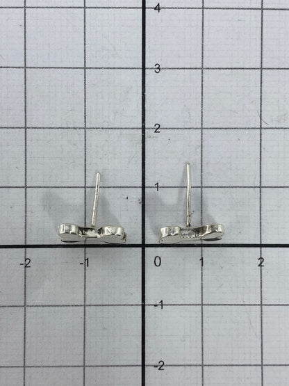 Aretes de cartoneado sobre fondo blanco mostrando el Quinto 925