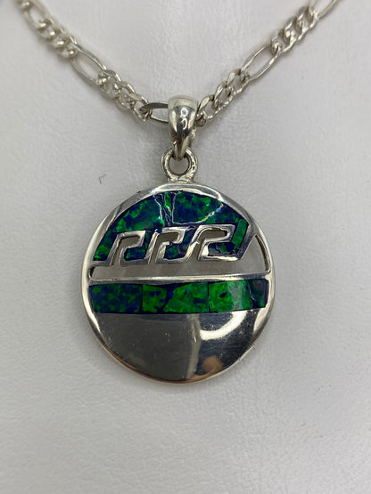 Dije de plata 925 con ópalo de fuego verde y espiral prehispánica colgando de cadena figaro