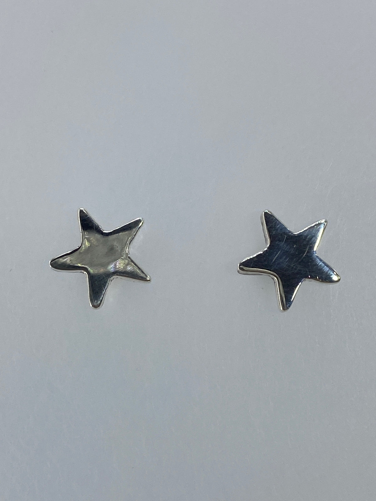 Par de aretes de plata 925 con diseño de estrella cartoneada, vista frontal
