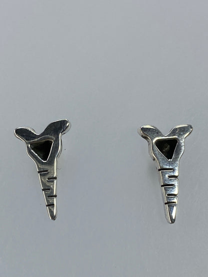 Aretes sobre escala de precisión marcando 10.7 gramos