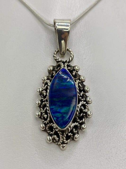 Detalle del ópalo de fuego azul mostrando el cambio de tonos en el engaste de plata