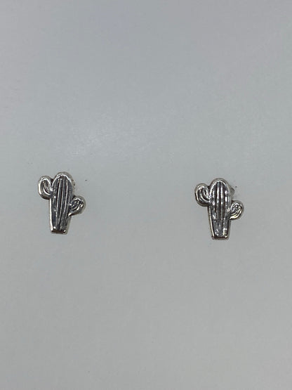 Par de aretes de plata 925 con diseño de cactus cartoneado, vista frontal