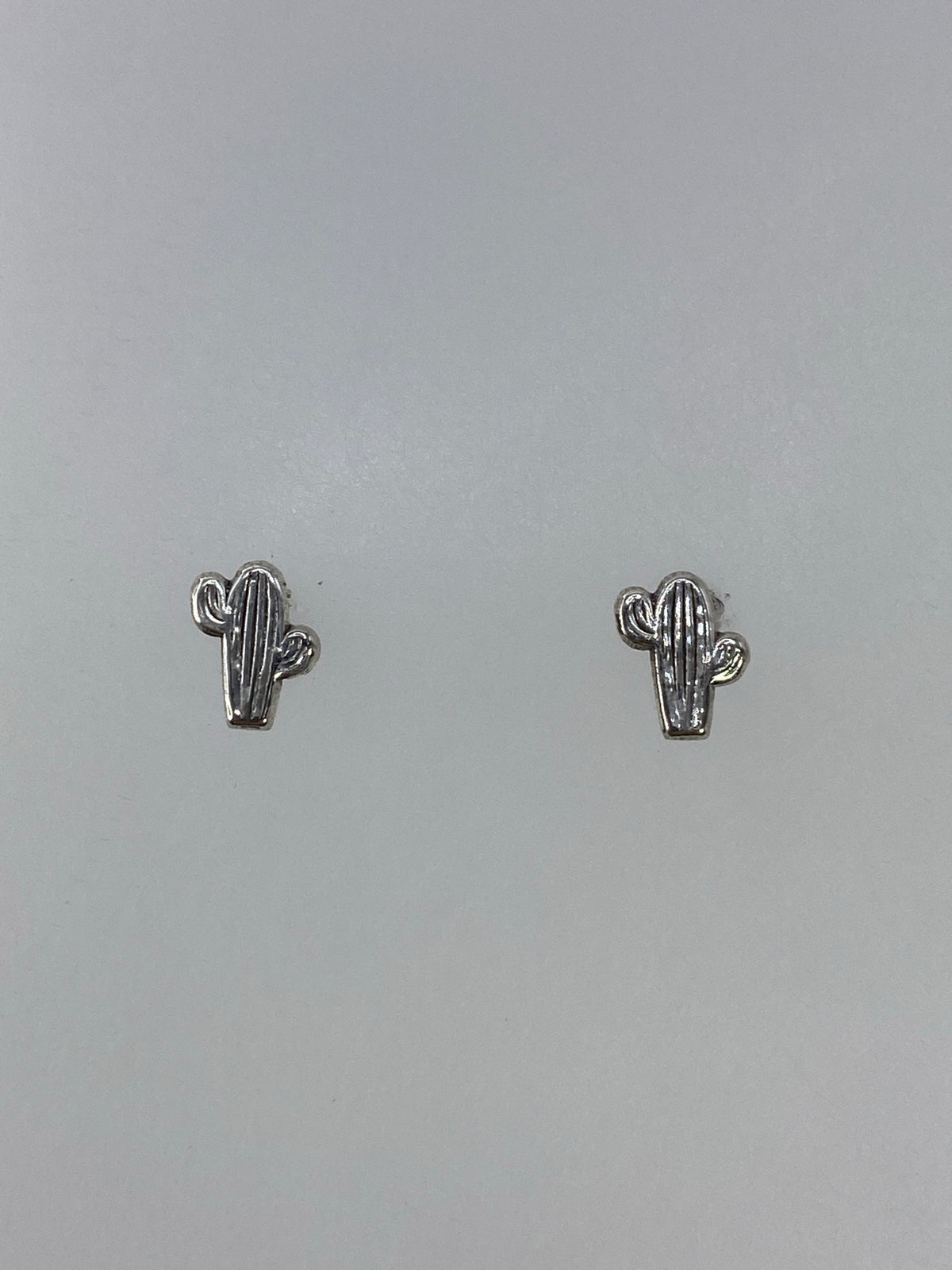 Arete individual de cactus en plata con relieve 3D