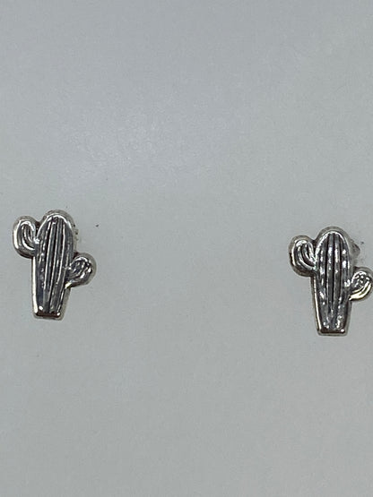 Detalle del cartoneado y pasador de plata de los aretes