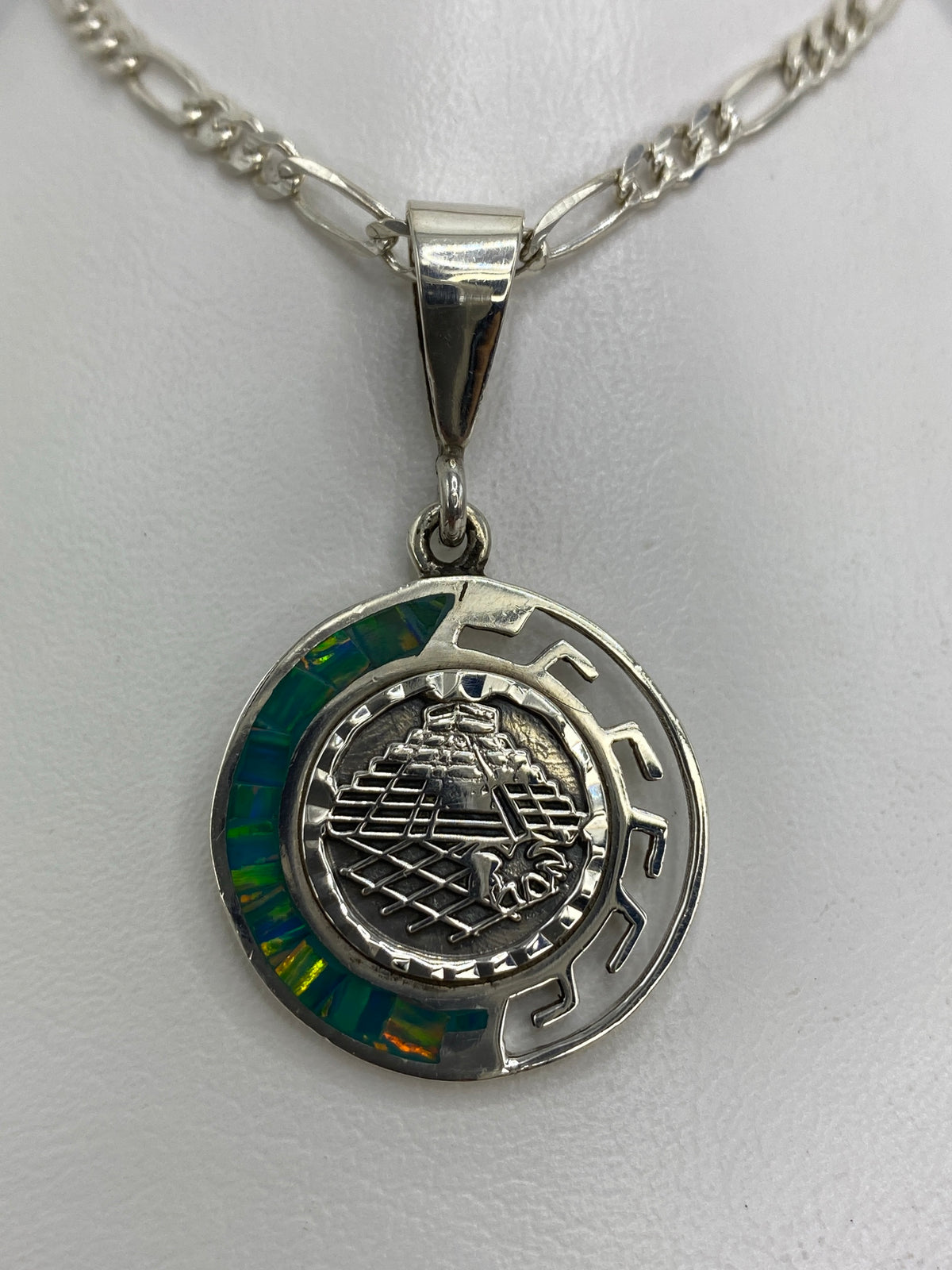 Dije de plata 950 con pirámide prehispánica y Ópalo de Fuego azul cielo colgando de una cadena figaro