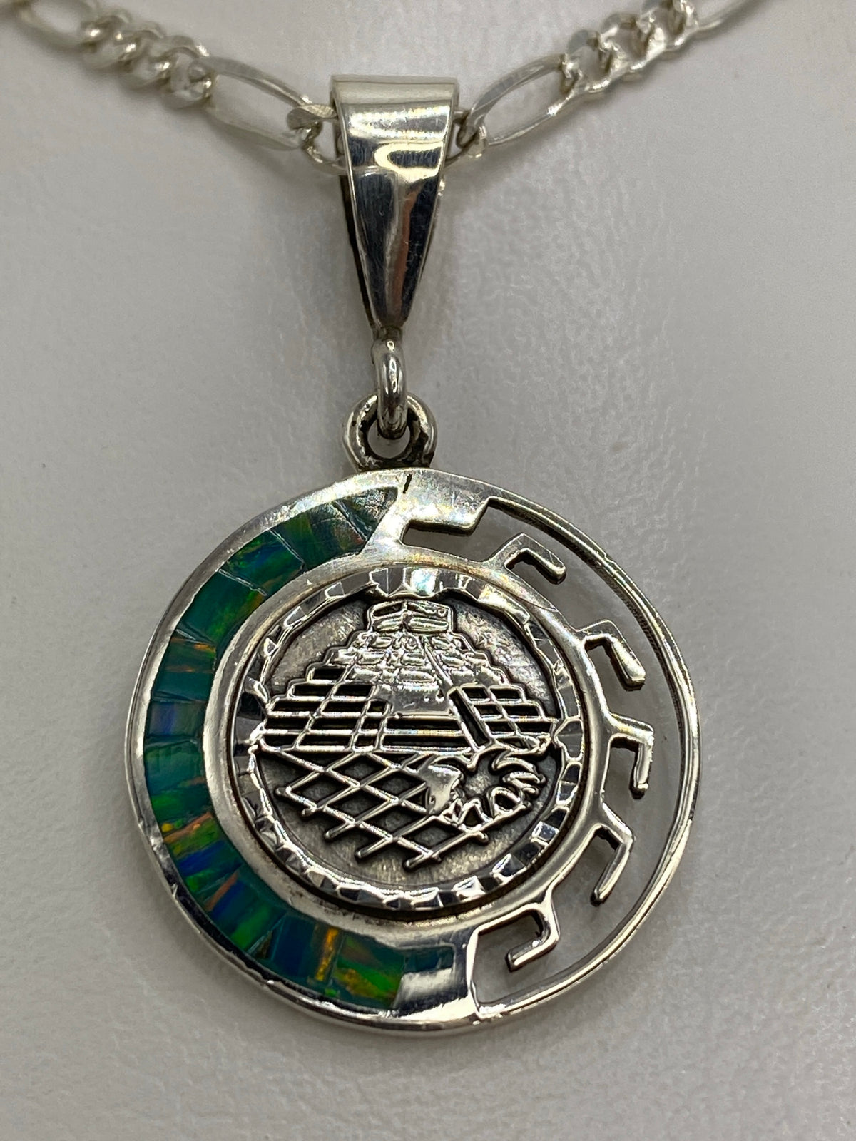 Detalle del Ópalo de Fuego azul cielo reflejando luz en el engaste de plata