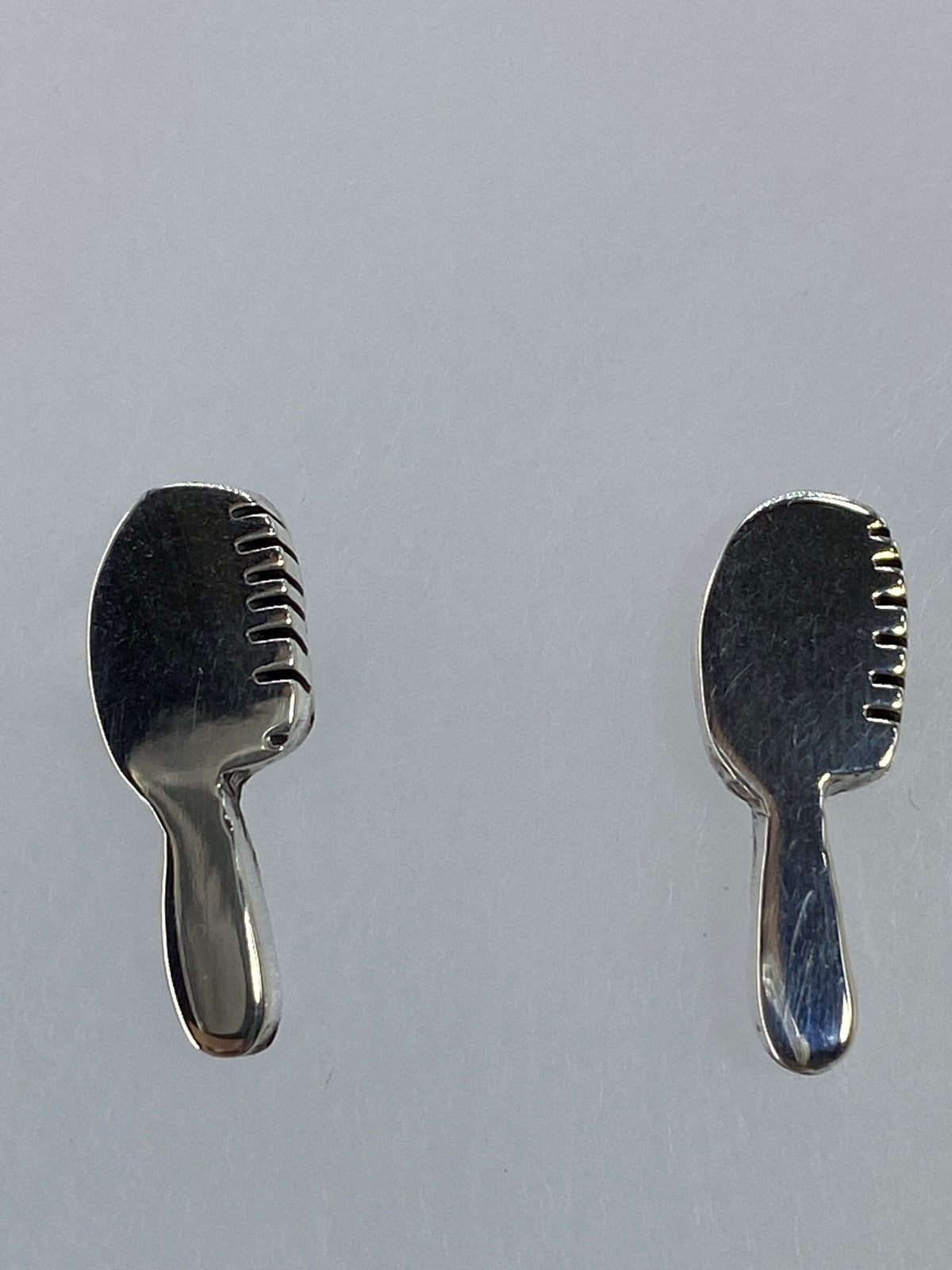 Detalle lateral del cartoneado: láminas de plata dobladas y soldadas