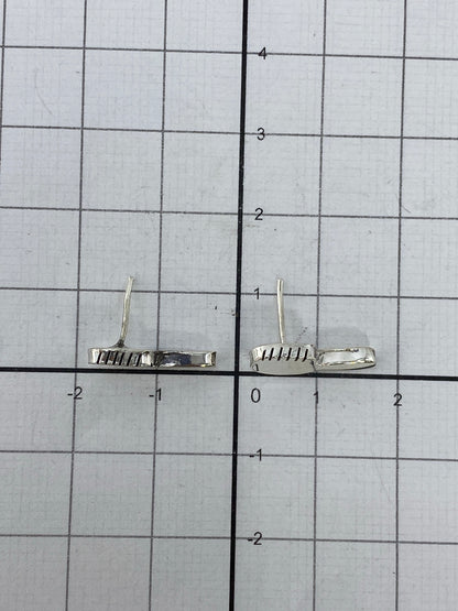 Aretes en la mano mostrando su tamaño diminuto y ligereza
