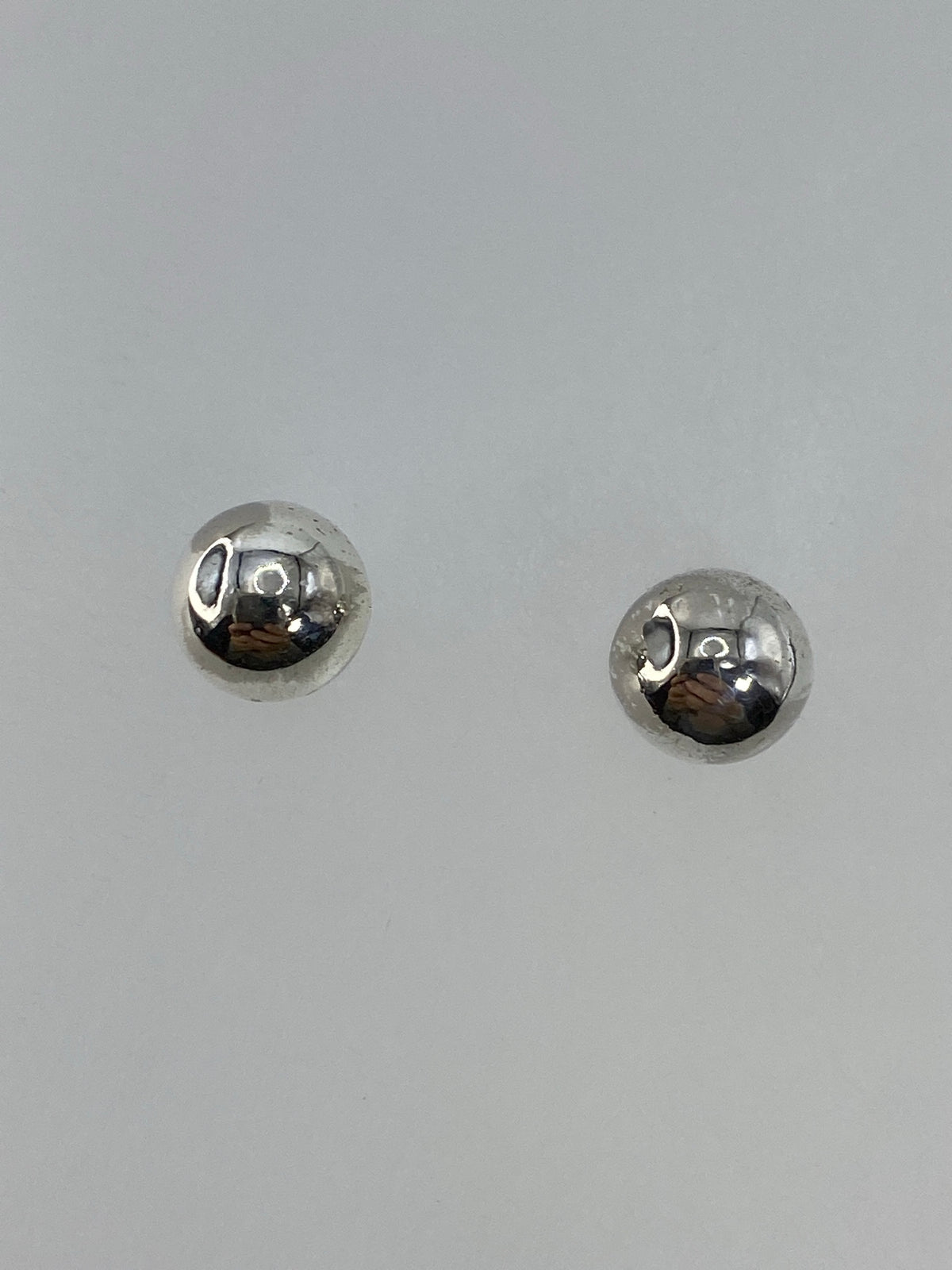 Par de aretes de plata 925 en forma de bolitas lisas, 1.2 cm cada uno