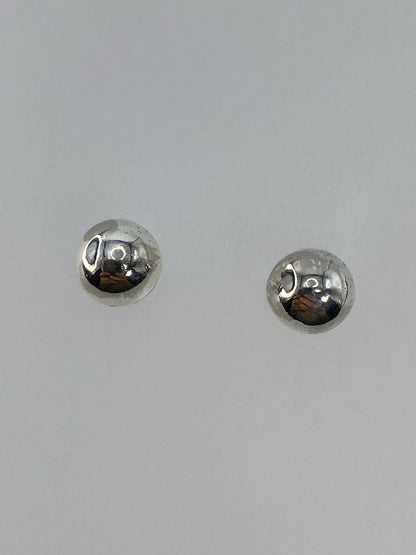 Par de aretes de plata 925 en forma de bolitas lisas, 1.2 cm cada uno
