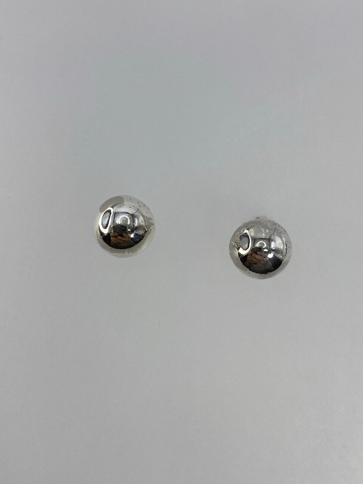 Detalle de cierre de tuerca en arete de plata cartoneado