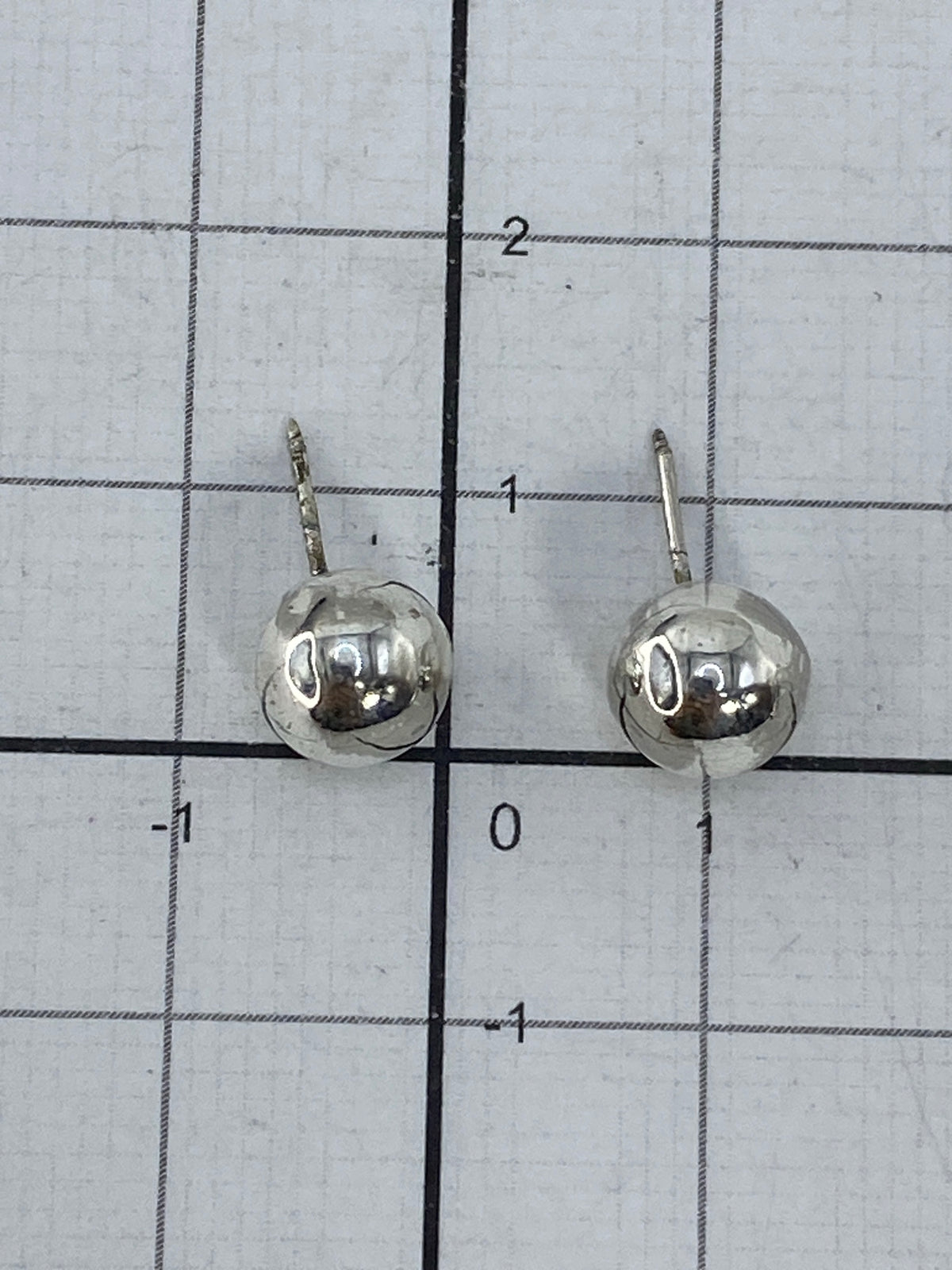 Aretes de cartoneado Taxco junto a regla de medida de 1 cm