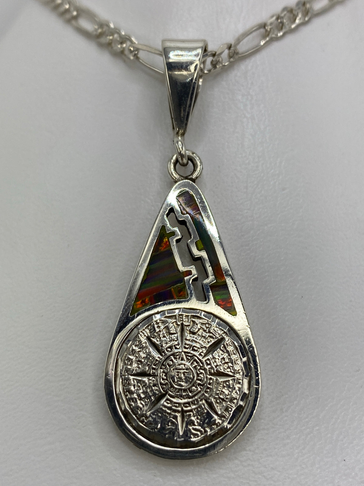 Dije de plata 950 con Calendario Azteca en relieve y ópalo de fuego multicolor