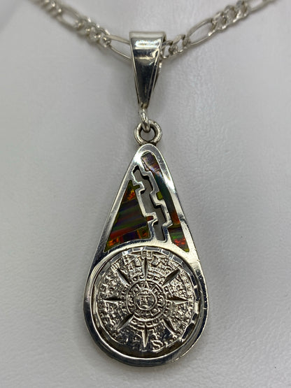 Dije de plata 950 con Calendario Azteca en relieve y ópalo de fuego multicolor