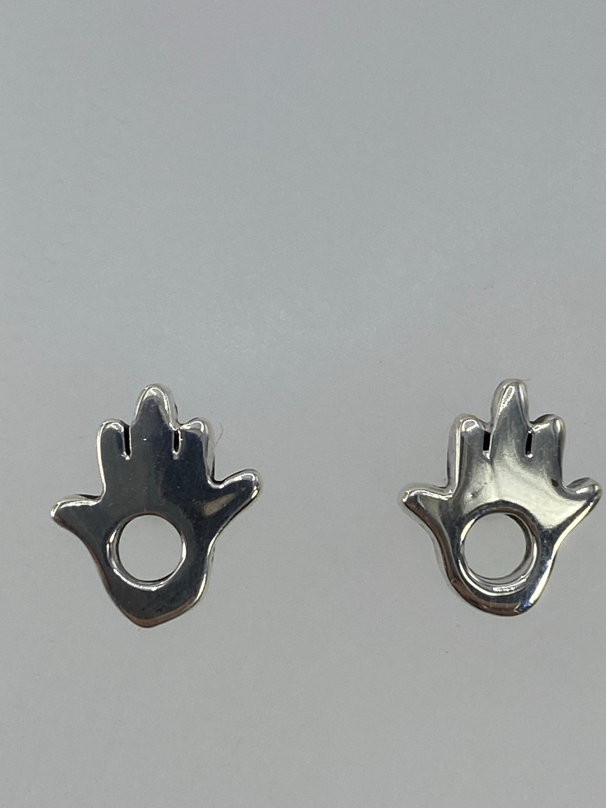 Aretes de plata con poste y mariposa mostrando el cartoneado de volumen