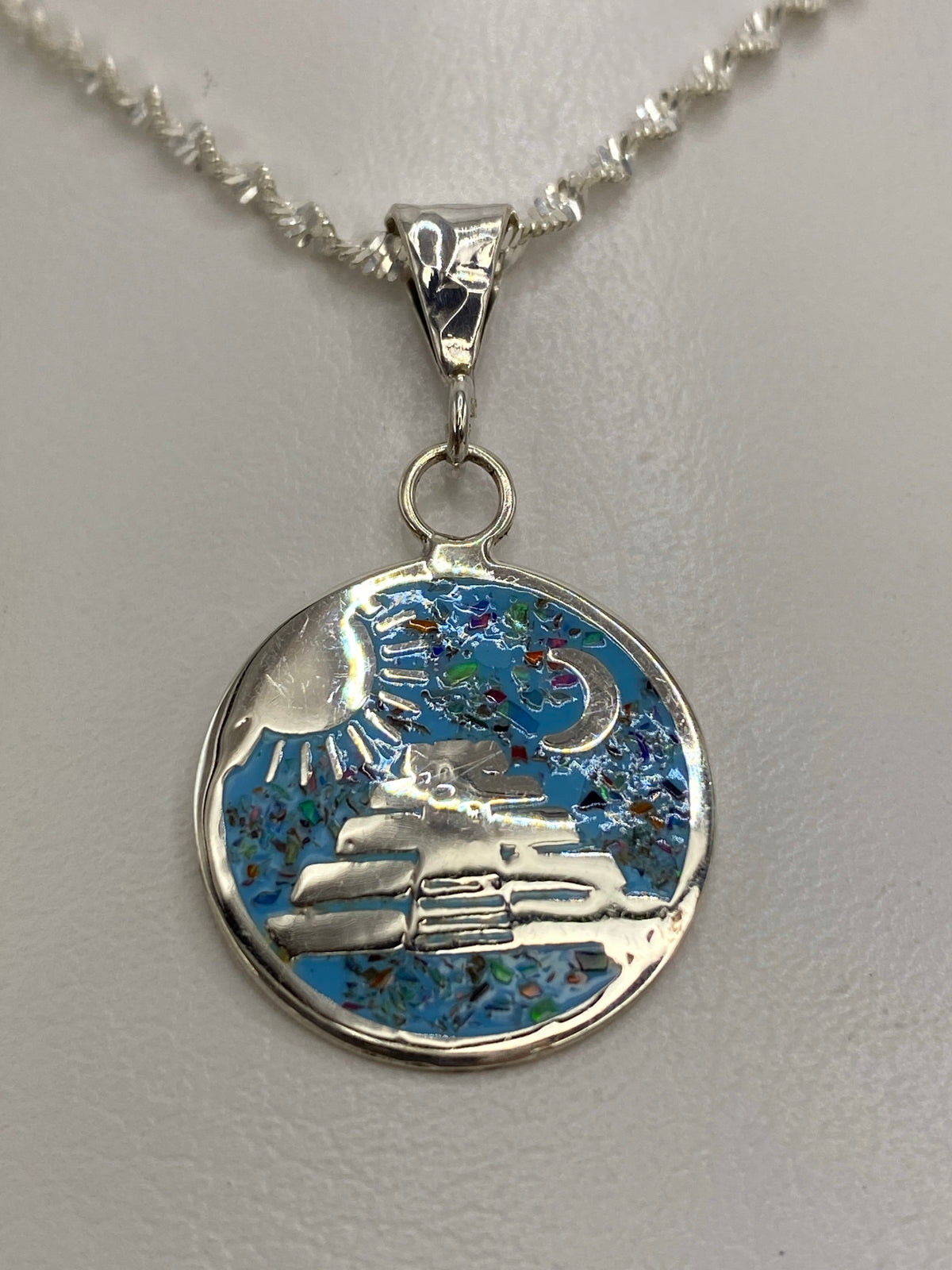 Dije de plata con ópalo de fuego multicolor y pirámide prehispánica en relieve