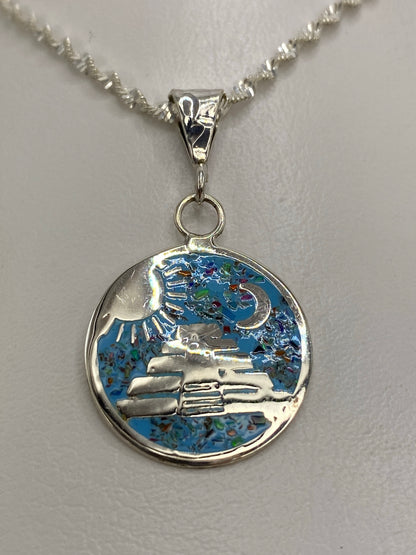 Dije de plata con ópalo de fuego multicolor y pirámide prehispánica en relieve
