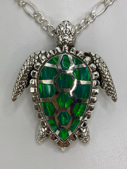 Dije de tortuga en plata 950 con opalo de fuego verde, vista frontal
