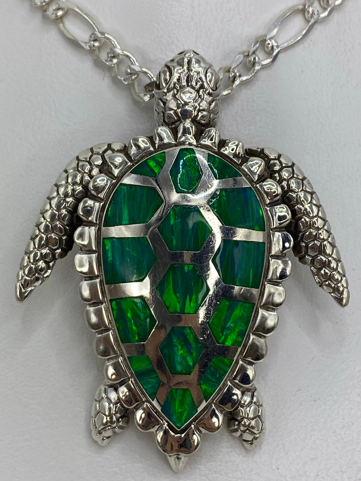 Tortuga de plata 950 de lado mostrando el volumen y las escamas