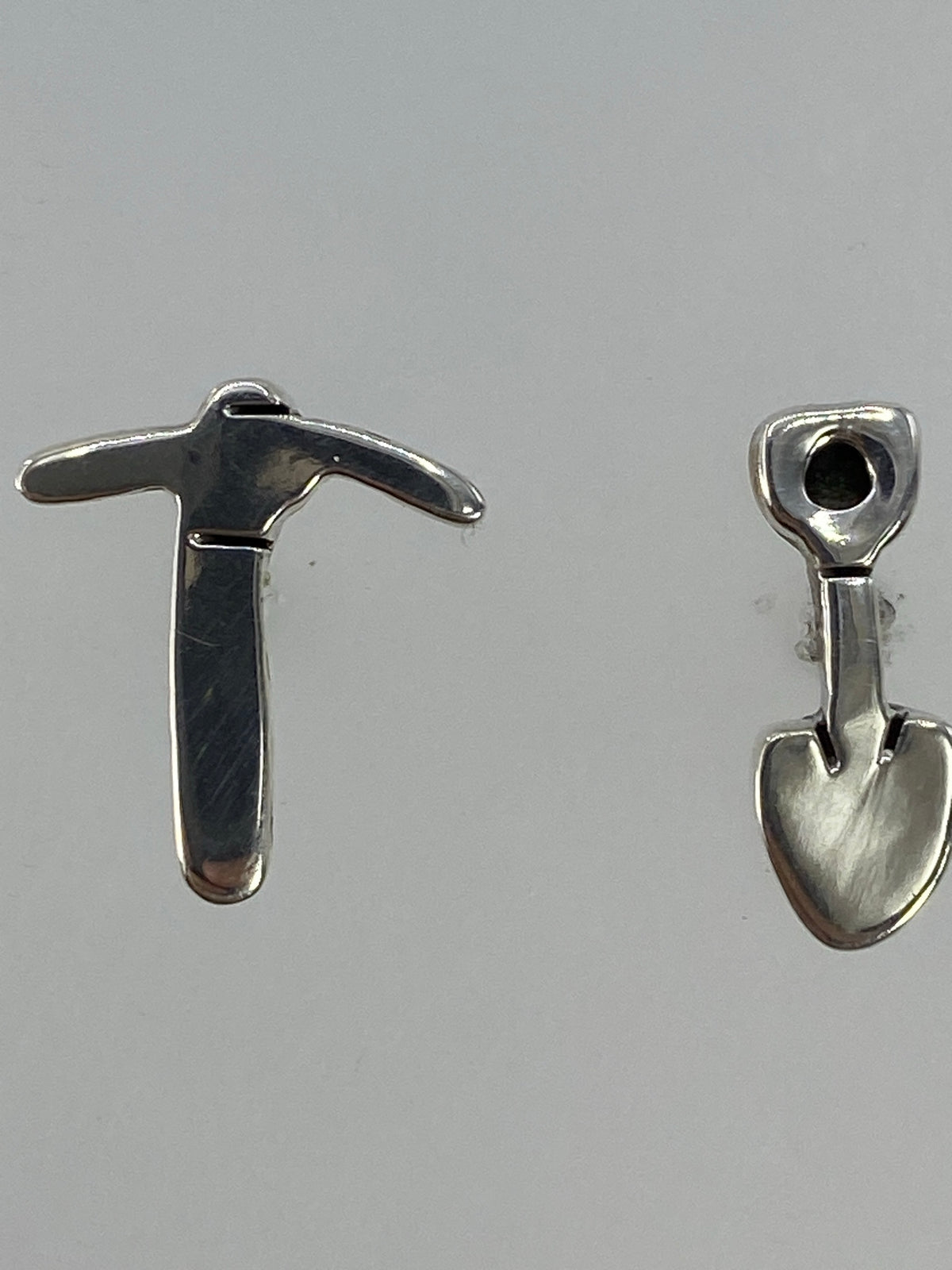 Aretes de cartoneado de Taxco sobre fondo blanco